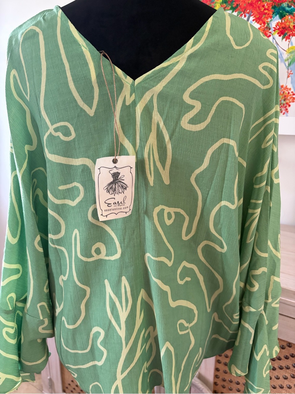 NWT Easel Size Medium V Neck Rayon Top - Picture 3 of 4